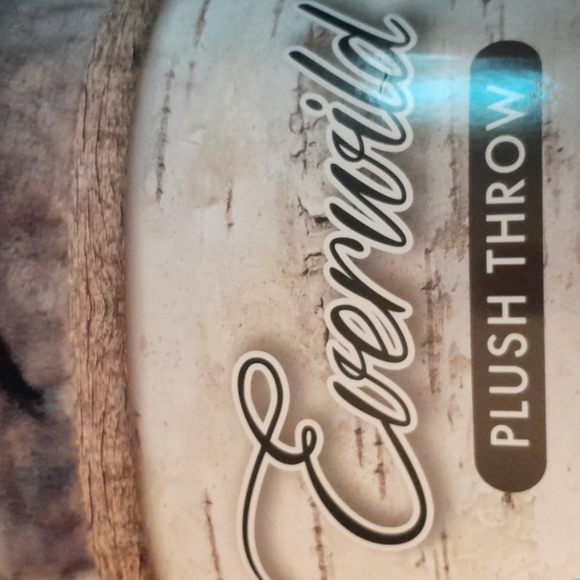 Everwiled plush throw - Picture 3 of 3